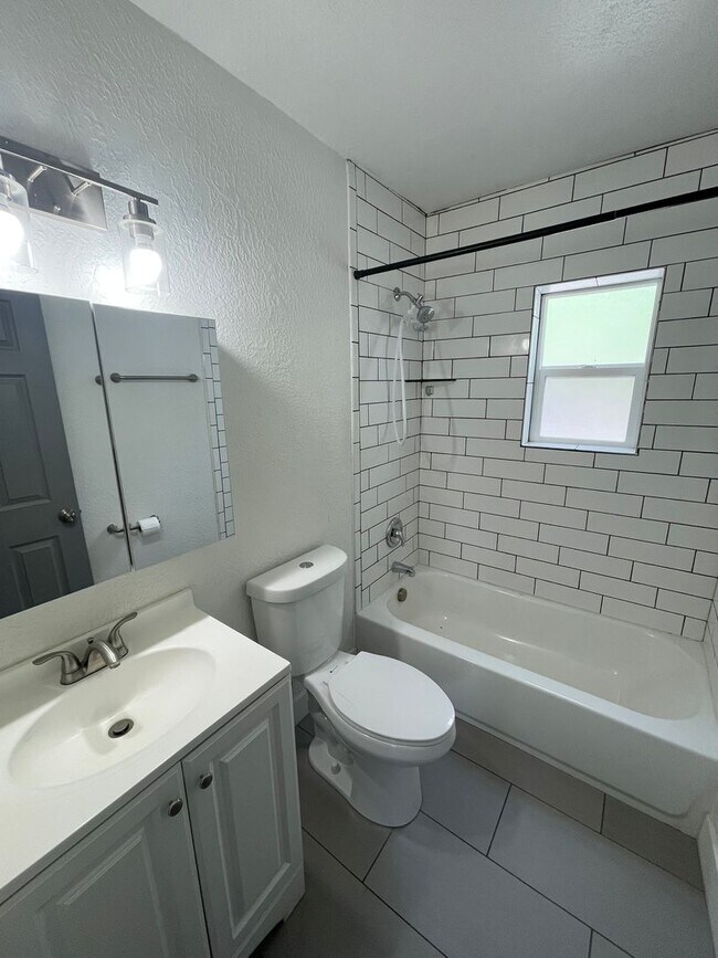 Building Photo - Lambourne Duplex