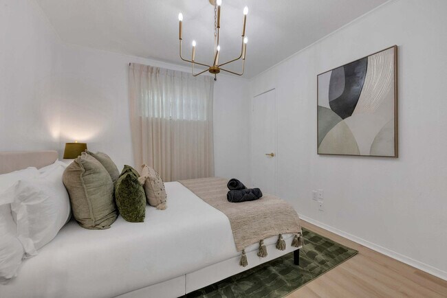 Building Photo - 1901 Cordova Bend