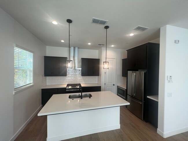 Building Photo - 4 Bed / 3 Bath | Crocker Village Home Available Now