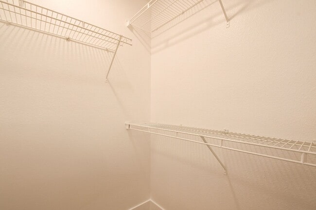 Building Photo - Gorgeous 3 bedroom 2.5 bathroom Townhome conveniently located in the heart of Henderson.