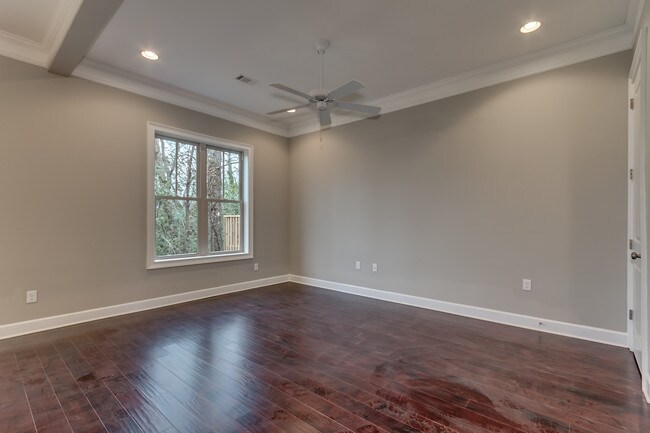 Spacious living area - 818 Columbiana Rd