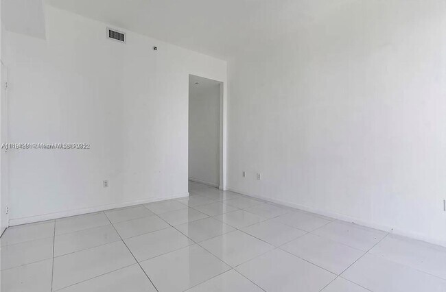 Building Photo - 950 Brickell Bay Dr