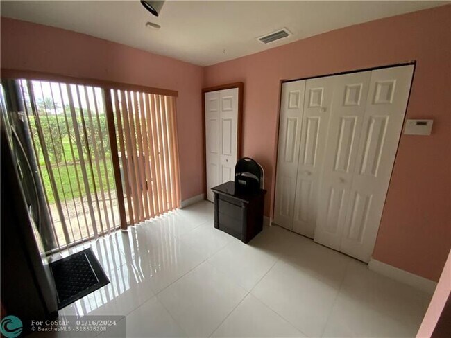 Building Photo - 6742 Sienna Club Dr