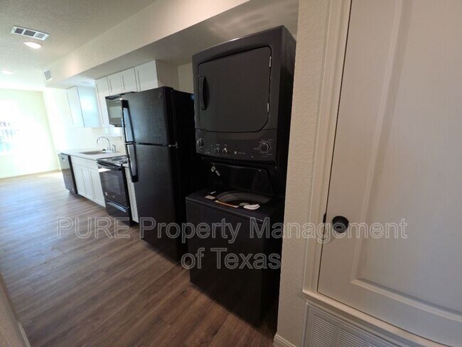 Building Photo - 2002 W 2nd St