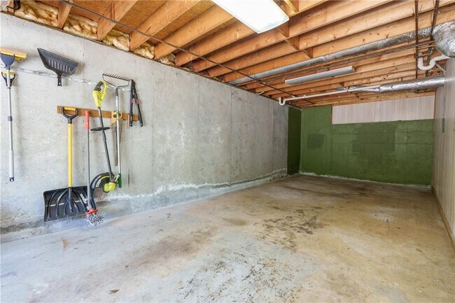 Building Photo - 608 Adam Cir