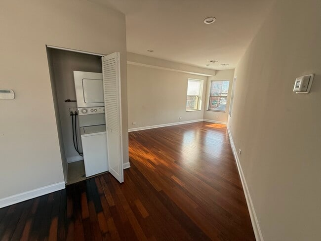 Building Photo - 2048 W Touhy Ave