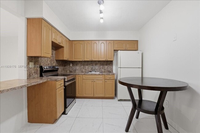 Building Photo - 6111 SW 39th Ct