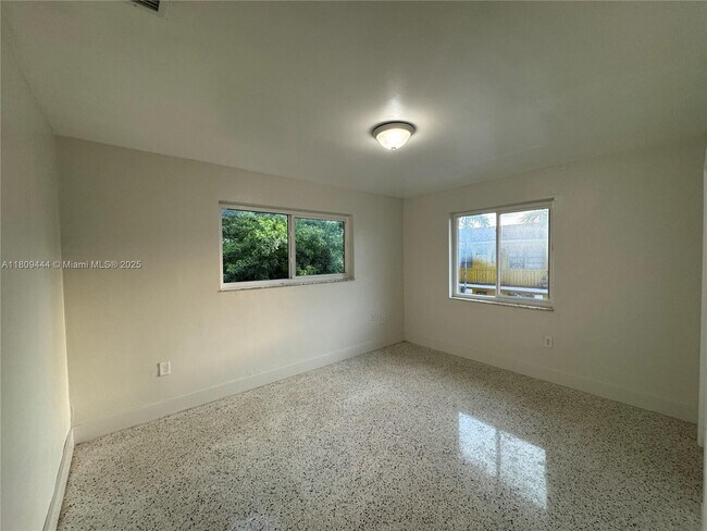 Building Photo - 1760 SW 3rd St