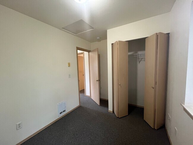 Building Photo - Townhouse Style Two Bedroom Apartment in Bellingham