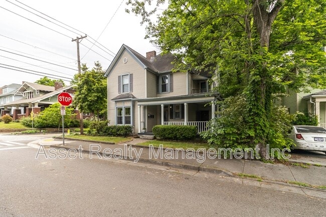 Building Photo - 820 Luttrell St