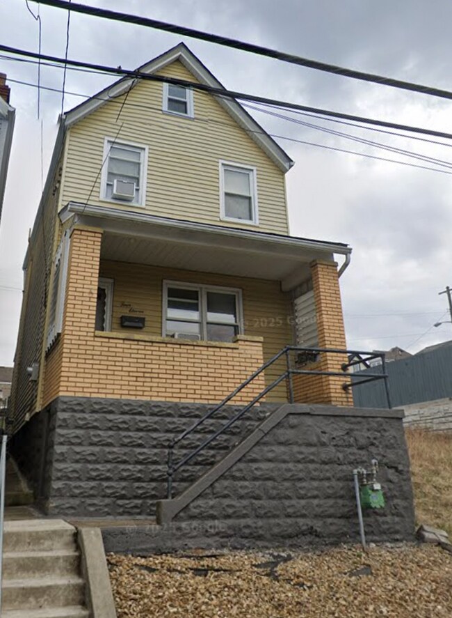 Building Photo - Bright 2 Bedroom Apartment in Duquesne Hei...