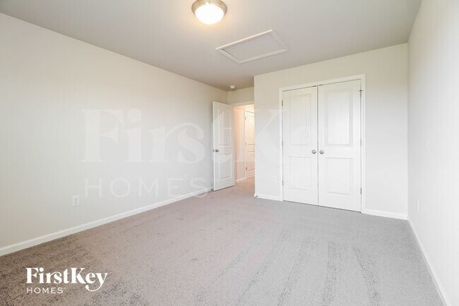 Building Photo - 811 Birchcrest Wy