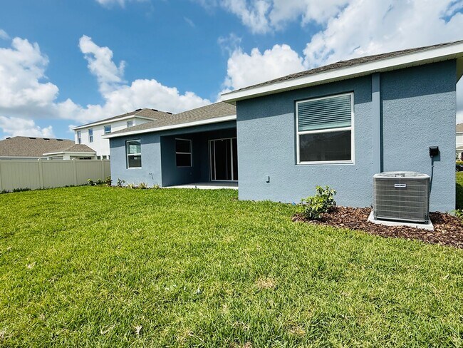 Building Photo - New built 4 bedroom 3 bath 3 car garage in Coddington Subdivision