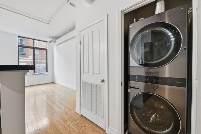 Building Photo - Experience refined urban living in this rarely available one bedroom residence in the coveted Sta...