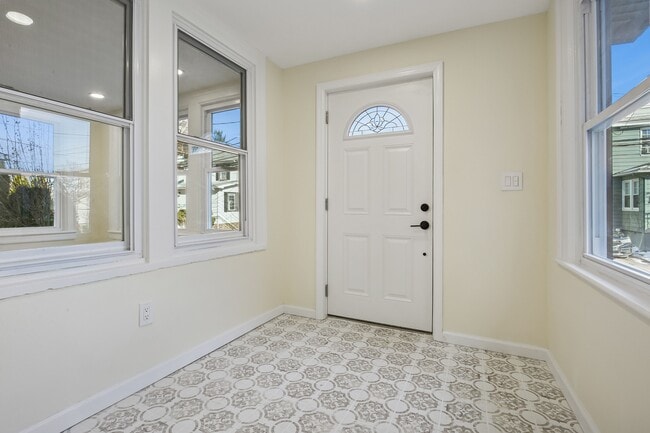 Building Photo - 4 Lincoln Pl