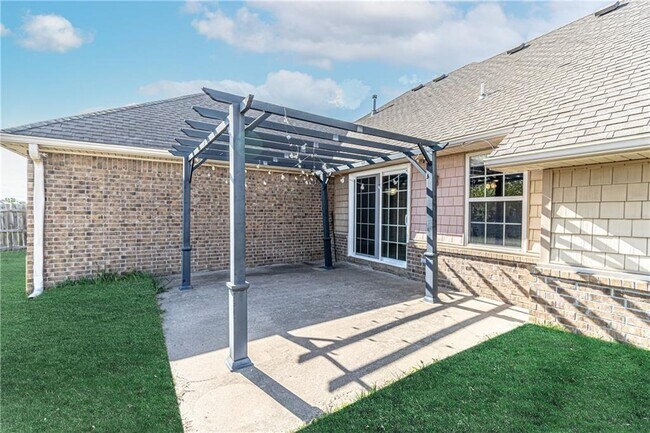 Building Photo - 4105 SW Slate Ln