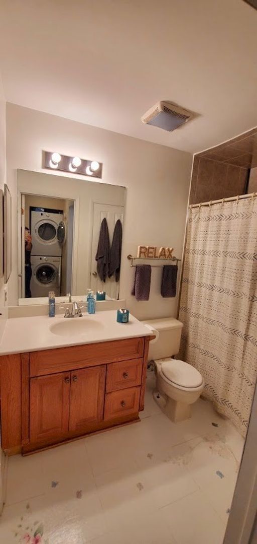 Building Photo - Centrally located, elegantly updated 2-bed...