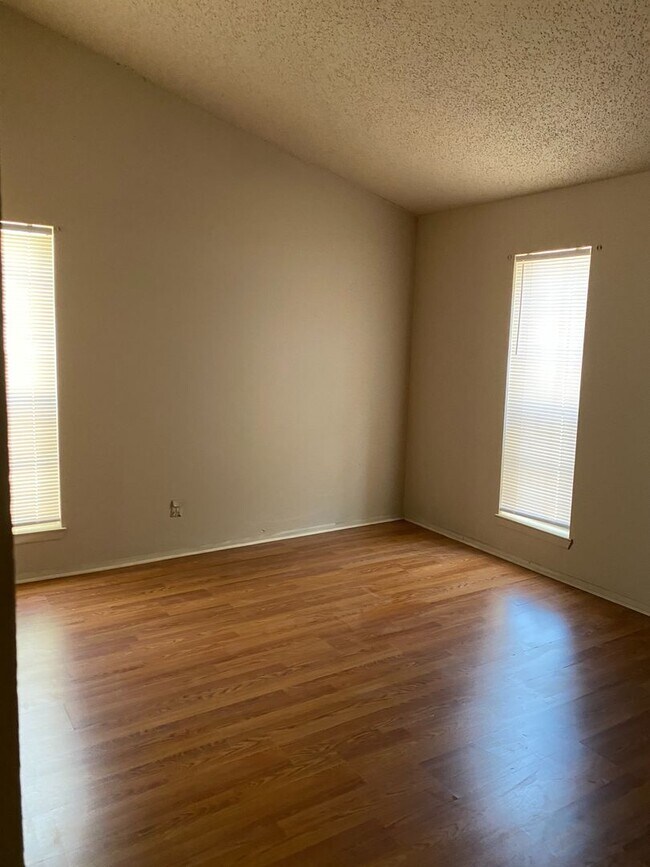 Building Photo - Spacious 2 Bed, 2.5 Bath Townhome – Prime ...