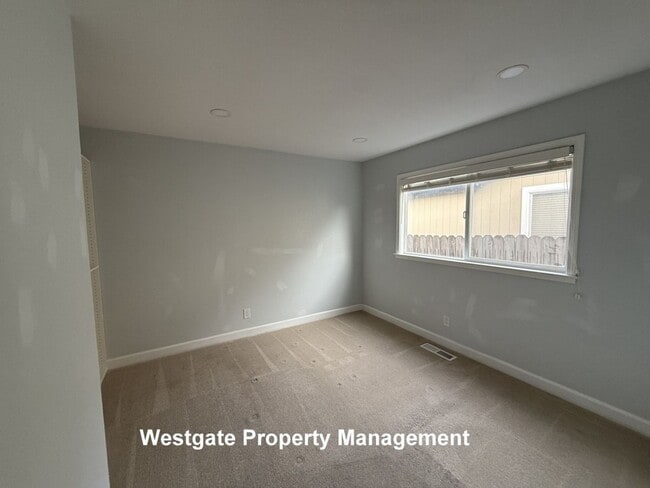 Building Photo - 574 Lorraine Ct N