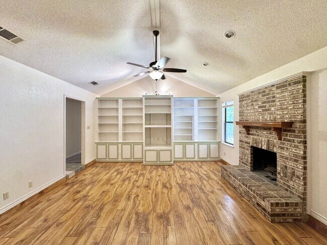 Building Photo - Pre-Holiday Move-In Special!!! Inviting 3 ...