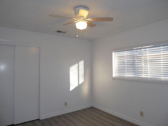 Building Photo - Please contact Vaughn Realty to set up an ...