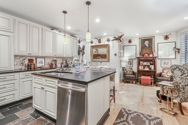 Building Photo - Amazing Adams Morgan Two-Level Condo| Parking included!