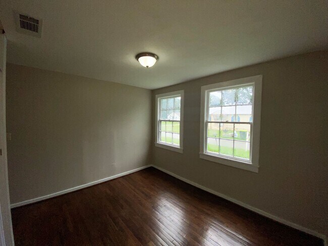 Building Photo - 104/105 7th Ave SE