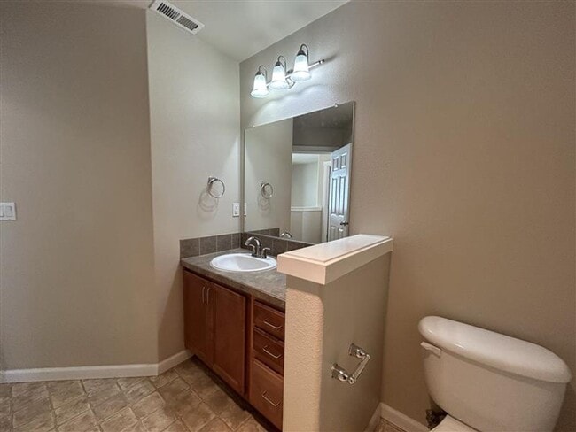 Building Photo - Move-In Ready! 3 Beds 2.5 Baths Townhome with Stainless Steel Appliances, W/D Hookups, and Gas Fo...