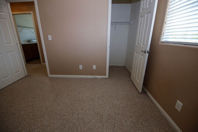 Building Photo - 177 Cloud Cover Ave