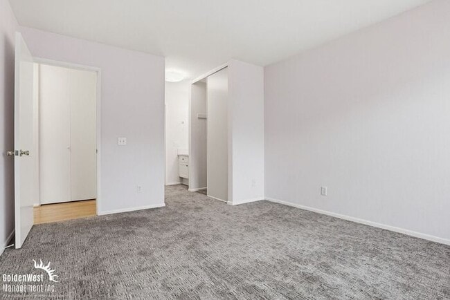 Building Photo - Charming 2Bdm 2Ba Condo with Private Balcony in Heart of Mira Mesa!