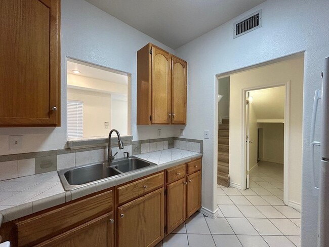 Building Photo - 1000 Ranchway Dr