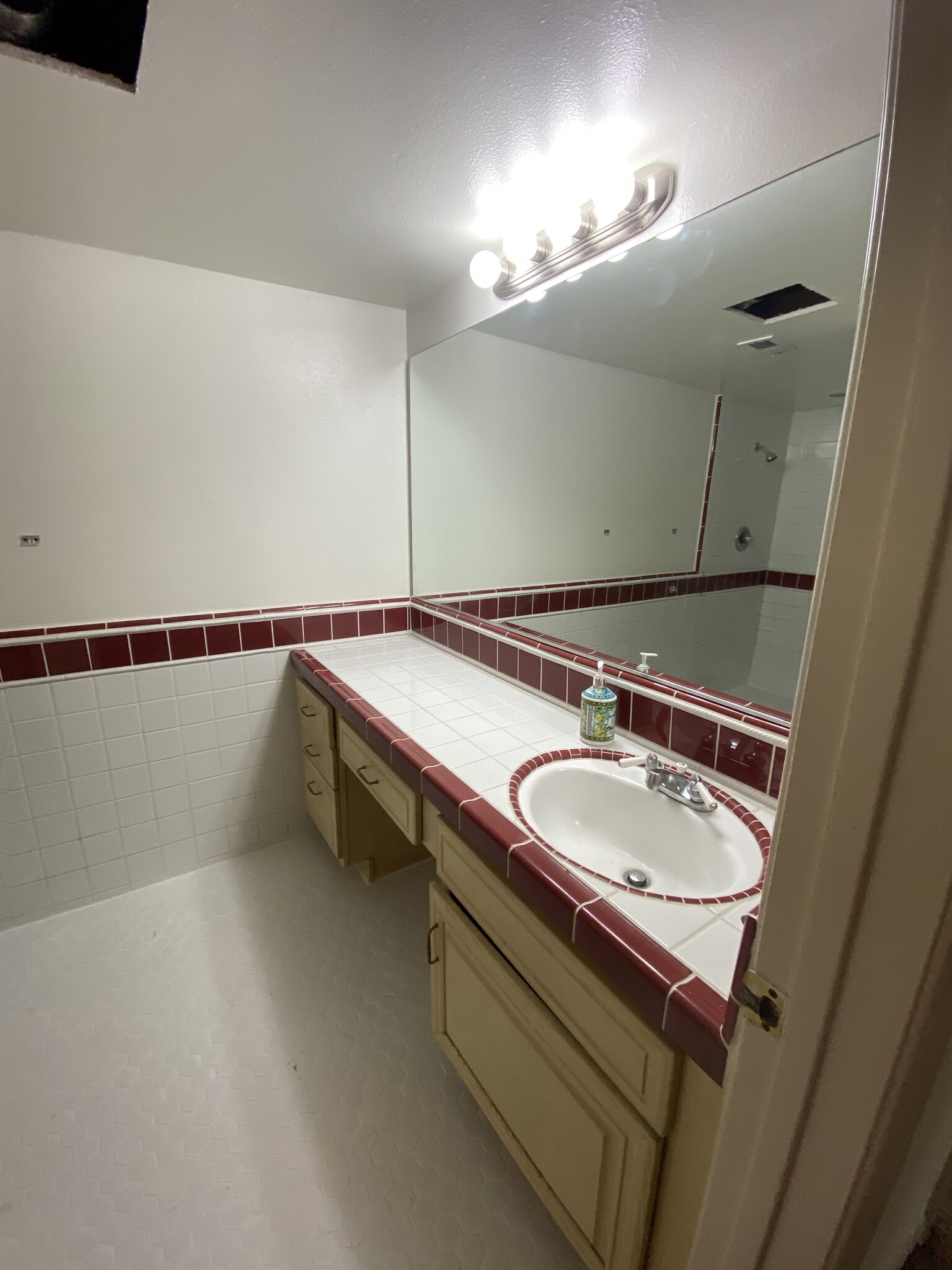 Main Bath - 1818 Greenfield Ave