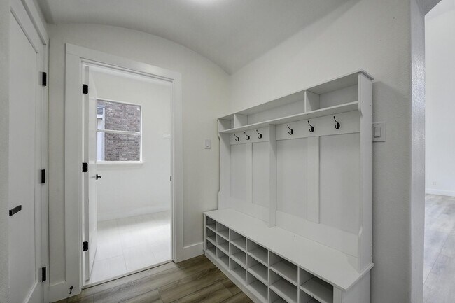 Building Photo - 1616 Sweetbay Dr