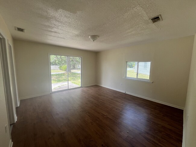 Building Photo - Duplex for Rent