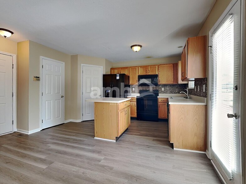 Building Photo - 161 Lakeview Dr