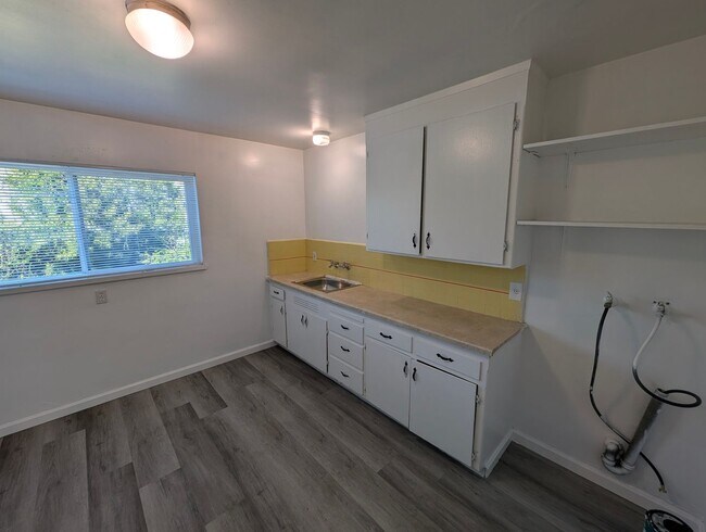 Building Photo - San Antonio Walk-Up 2/1 Available Now