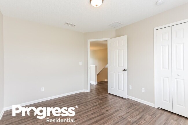 Building Photo - 2464 Royal Pointe Dr