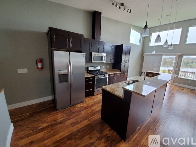 Building Photo - 2975 E Palmdale Dr