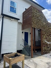 Building Photo - 4 Bed / 2 Bath University Area Apartment