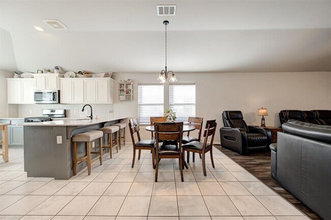 Building Photo - 465 Compass Dr