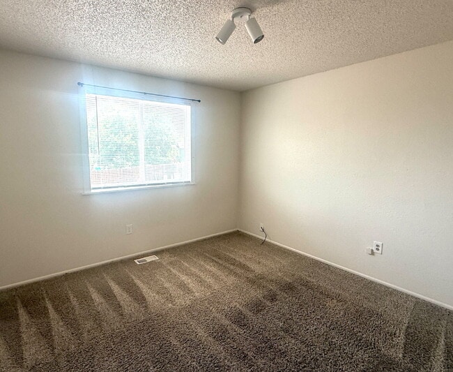 Building Photo - Spacious 4 Bedroom Home in Meadowood Neighborhood in East Aurora and Minutes to Buckley SFB