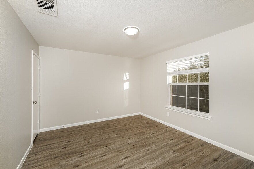 Building Photo - 208 Rinehardt St