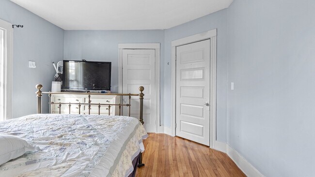 Building Photo - 6 Crescent St