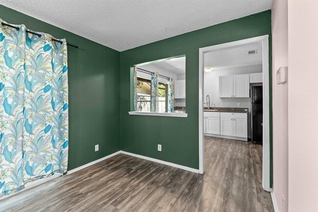 Building Photo - 9011 Quail Valley Dr