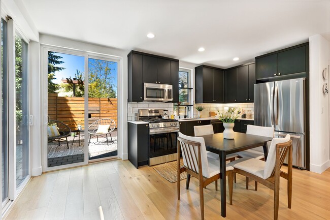 Building Photo - 2bd/1.5ba Seattle Condo