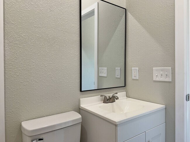 Building Photo - Fully Remodeled 3 Bed 2 Bath In Floral Hei...