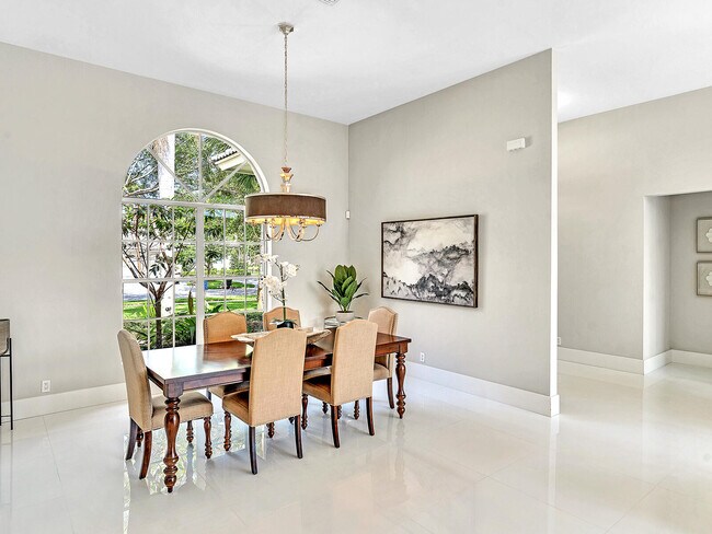 Building Photo - 2788 Hampton Cir W
