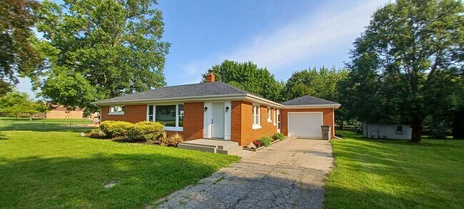 Primary Photo - Lovely brick ranch in Millersburg!