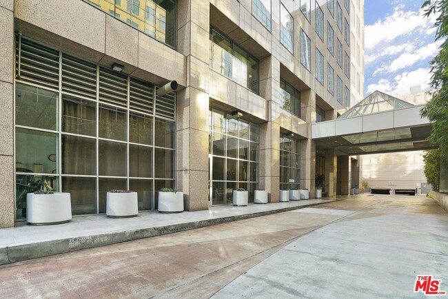 Building Photo - 801S S Grand Ave