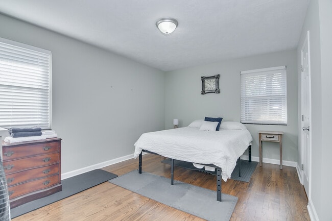 Building Photo - 2426 Brentwood Pl